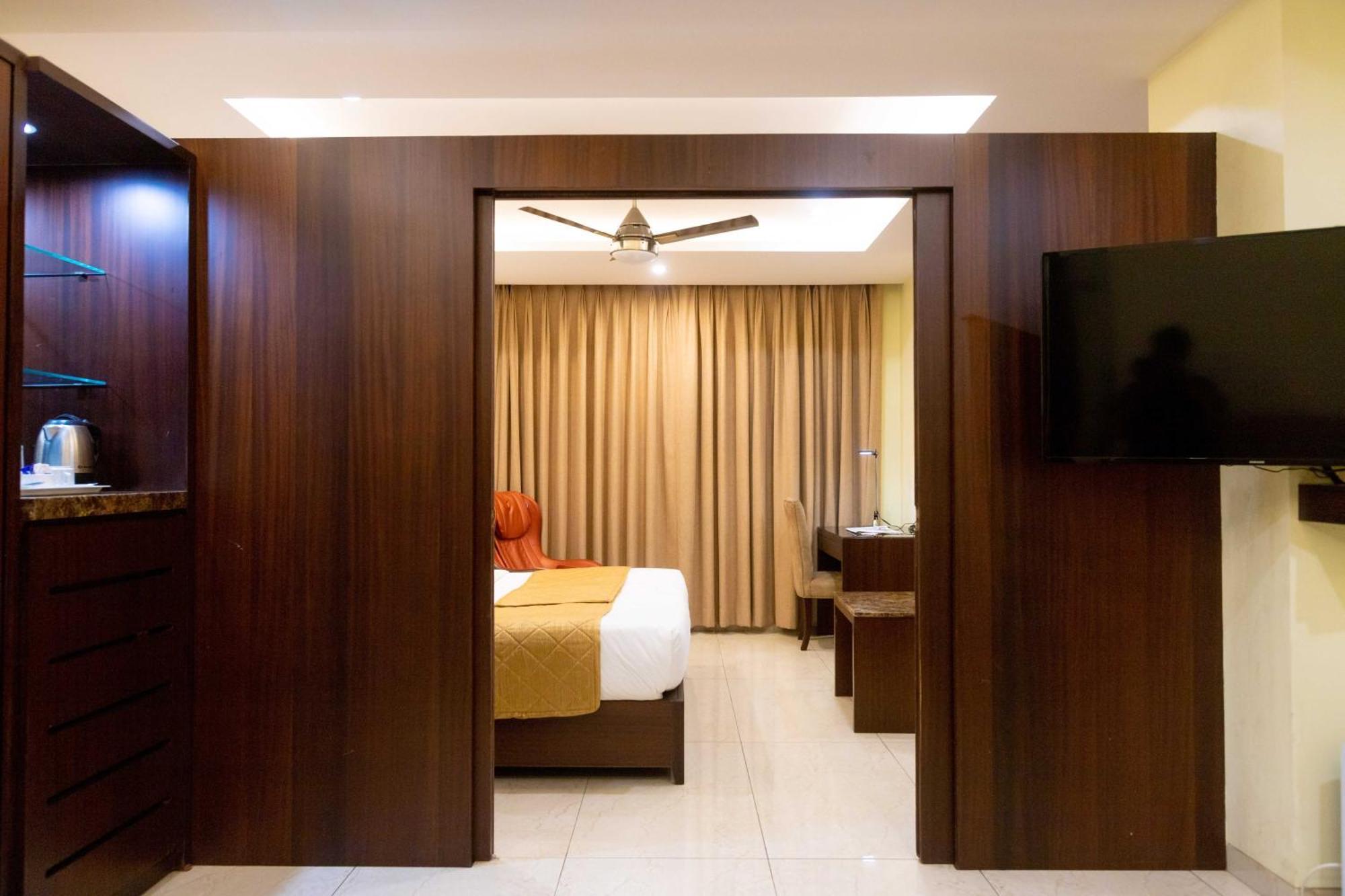 Hotel Godwin - Colaba Bombaim Exterior foto